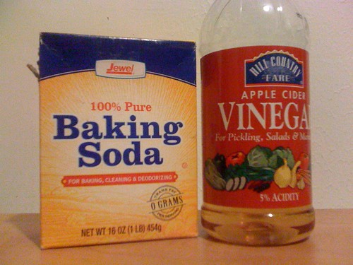 Utilizing Baking Soda and Vinegar for Organic Stains