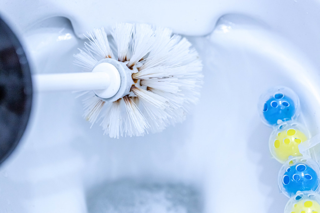 Utilize a Toilet Brush with an Antibacterial ⁣Solution